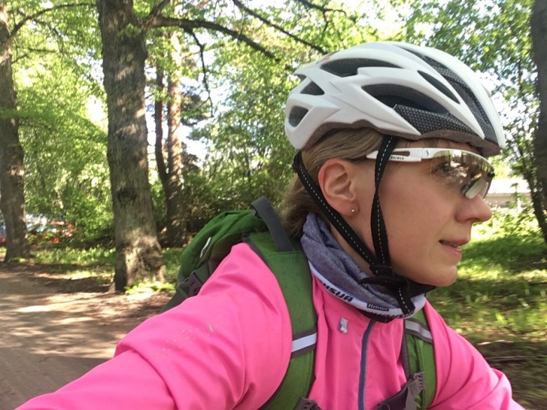 Kuva, jossa ajolasit pyorailyyn.