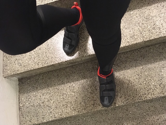 Kuva, jossa klossikengat