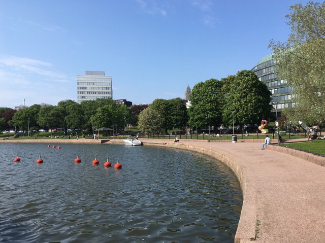 Kuva, jossa ympyratalo ja kallion kirkko