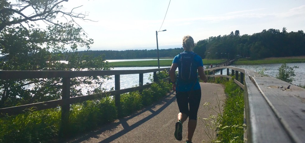 Kuva, jossa juoksija sillalla.
