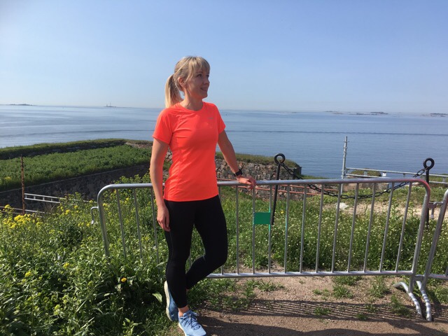 Kuva, jossa oranssi juosupaita.