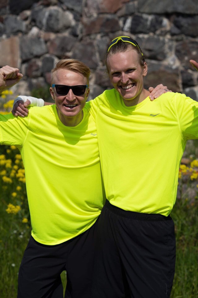 Kuva, jossa kaksi juoksuohjaajaa