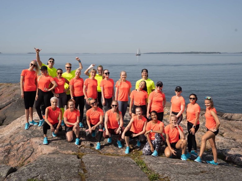 Kuva, jossa treeniporukka kalliolla.