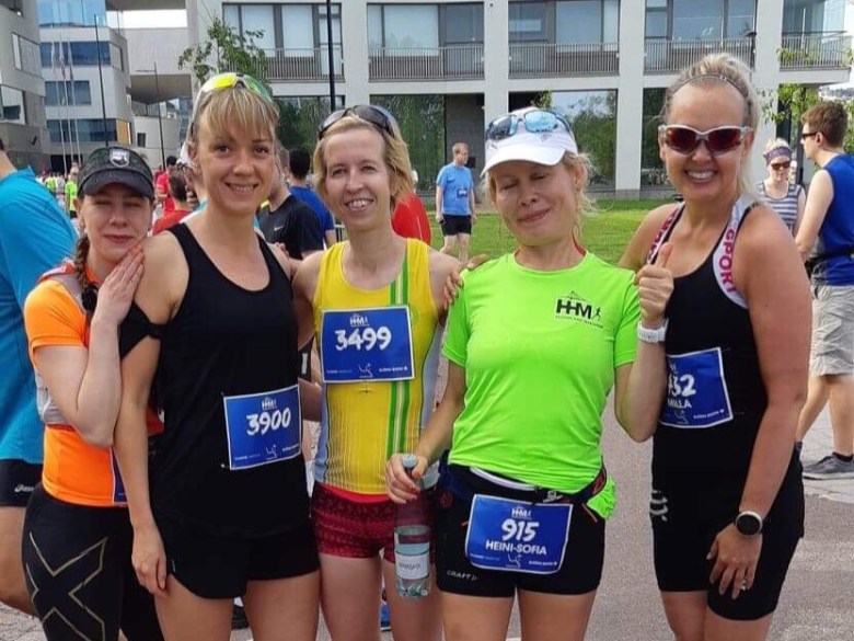 Kuva, jossa puolimaratonin juoksijoita.