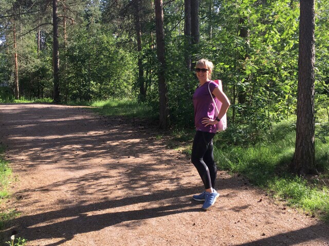 Kuva, jossa jumppakassa selassa.