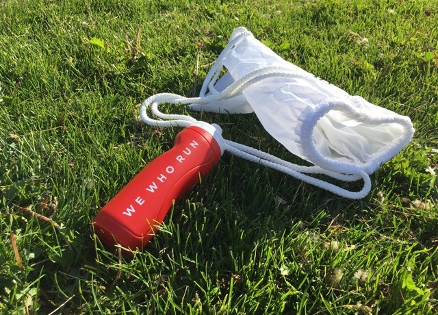 Kuva, jossa juomapullo ja jumppakassi