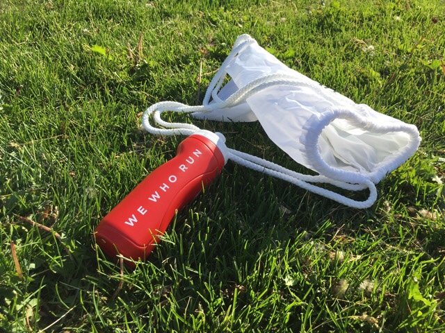 Kuva, jossa juomapullo ja jumppakassi