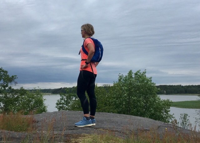 Kuva, jossa juoksija kalliolla