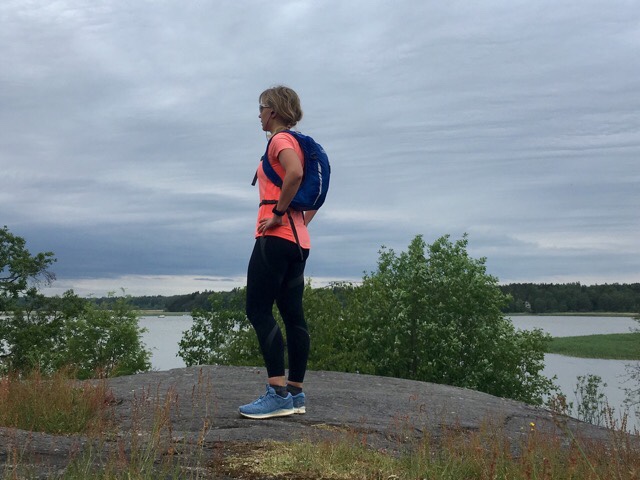 Kuva, jossa juoksija kalliolla