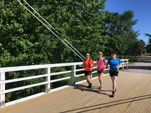 Kuva, jossa juoksiojoita sillalla.
