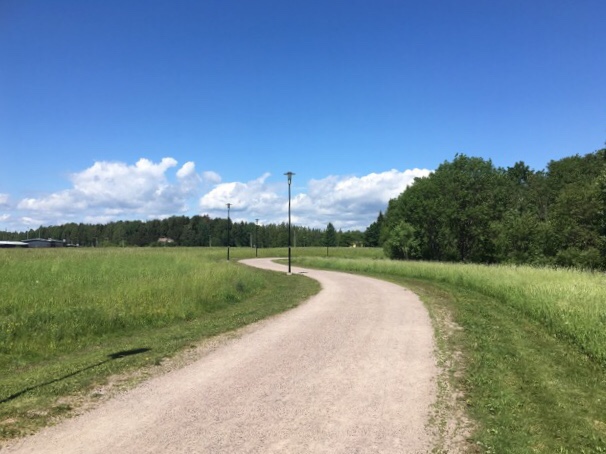 Kuva, jossa hiekkatie juoksuun.