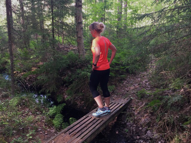 Kuva, jossa polkujuoksija.