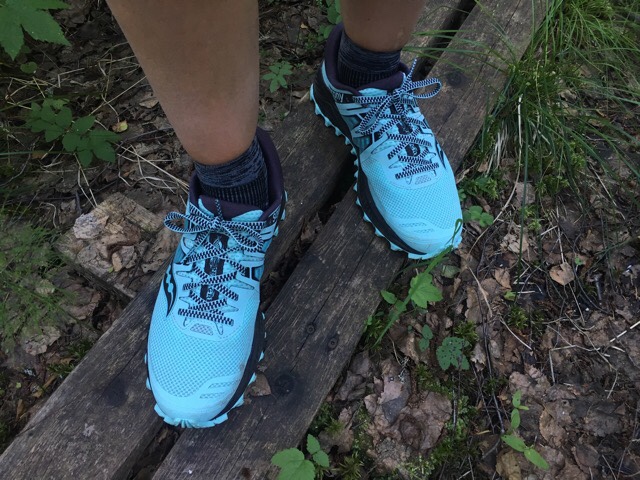 Kuva, jossa maastojuoksukengat.