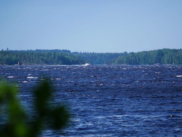 Kuva, jossa vaahtopaita Saimaalla.