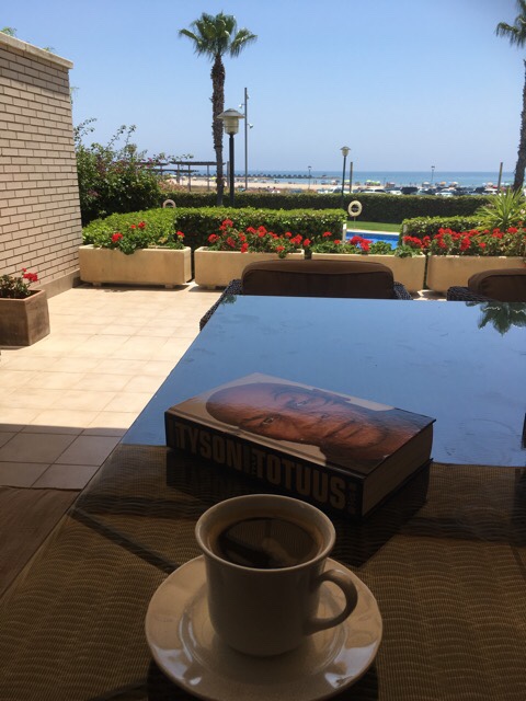 Kuva, jossa kahvi ja kirja