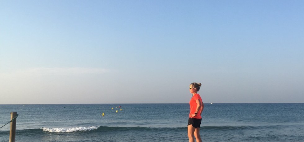 Kuva, jossa juoksija aamuauringossa.