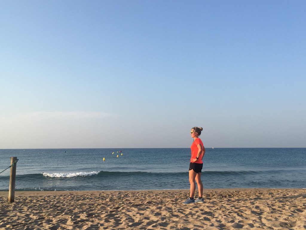 Kuva, jossa juoksija aamuauringossa.