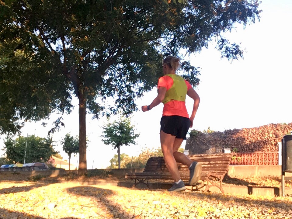 Kuva, jossa juoksija juoksuliivin kanssa.