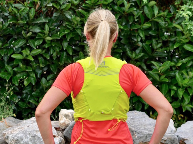 Kuva, jossa Salomonin juomaliivin takaosa.