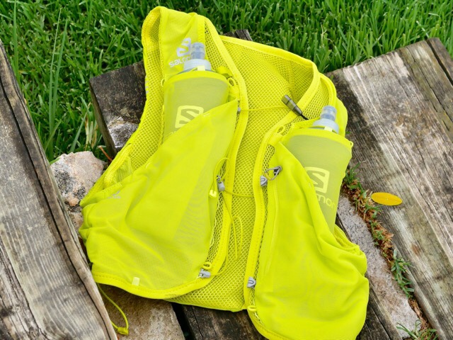 Kuva, jossa keltainen juomaliivi.