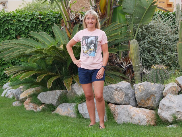 Kuva, jossa printtipaita.