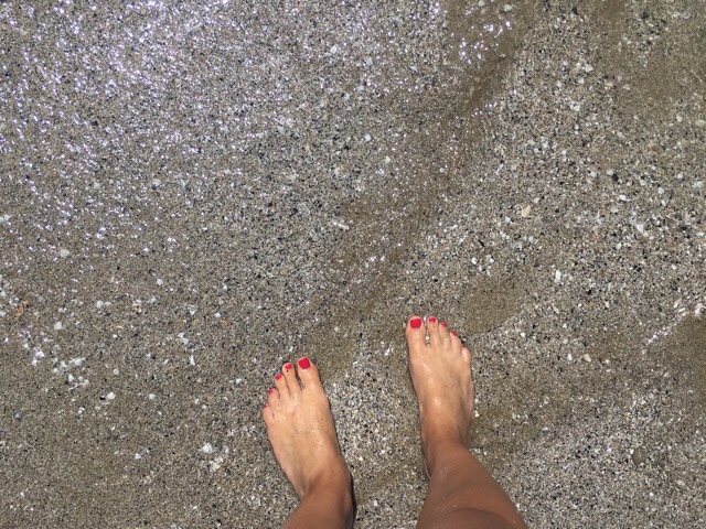 Kuva, jossa rantahiekkaa ja varpaat