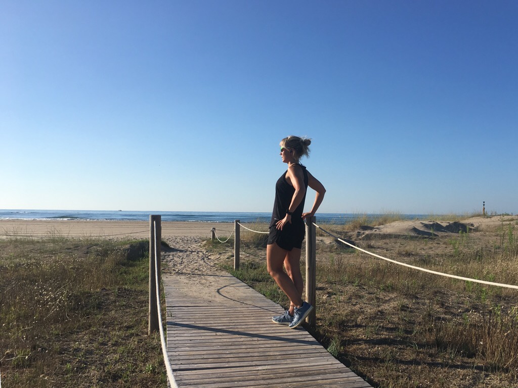 Kuva, jossa juoksija hiekkarannalla