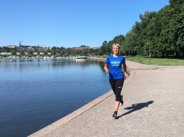 Kuva, jossa juoksija tokoinrannassa