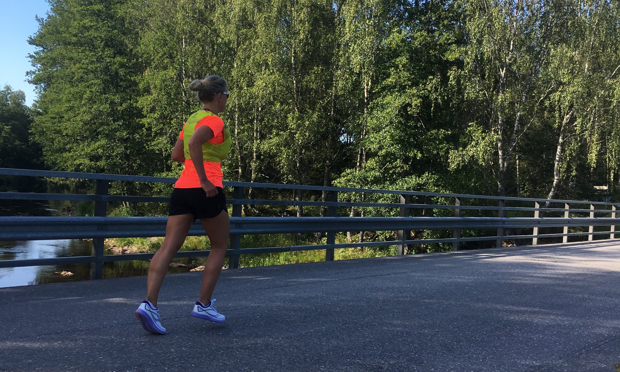 Kuva, jossa juoksija sillalla.
