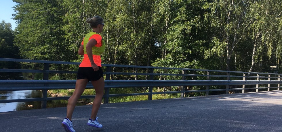 Kuva, jossa juoksija sillalla.