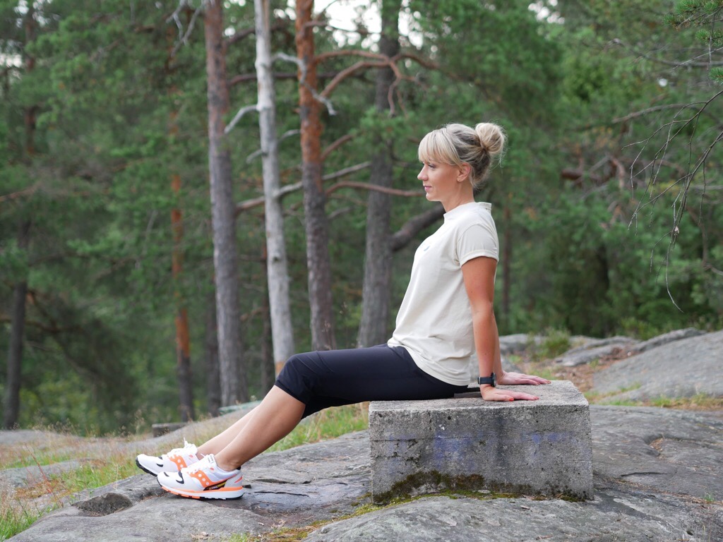 Kuva, jossa juoksija istuu betonin päällä.