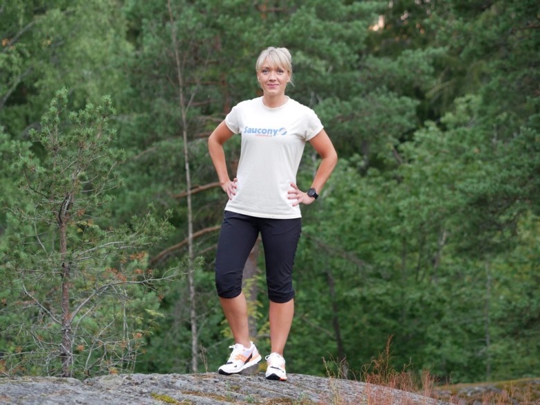 Kuva, jossa sauconyn kengat ja paita