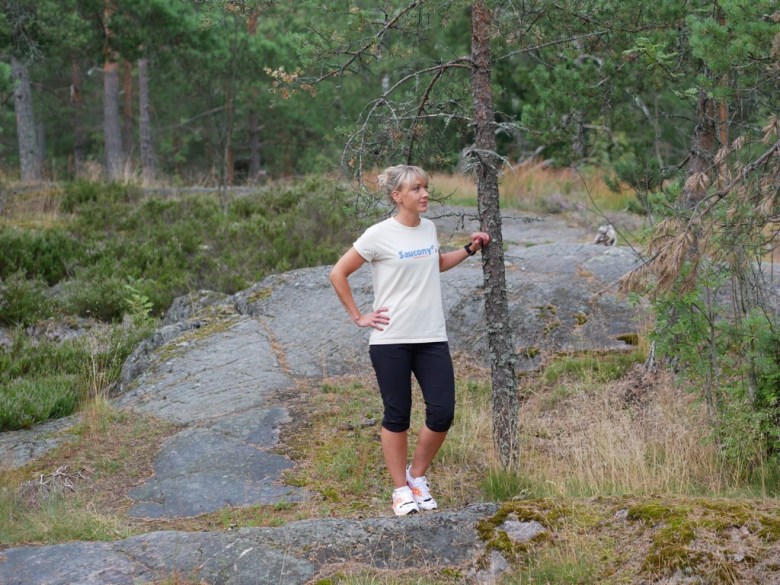 Kuva, jossa juoksija kalliolla. 