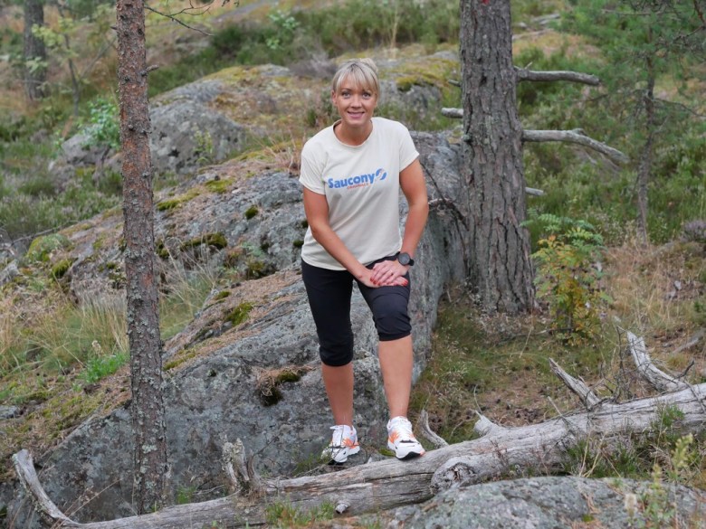 Kuva, jossa kelohonka kalliolla.