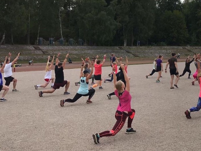 Kuva, jossa dynaamista venyttelya