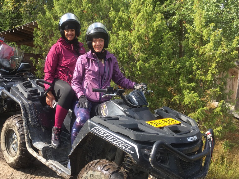 Kuva, jossa monkija metsassa.