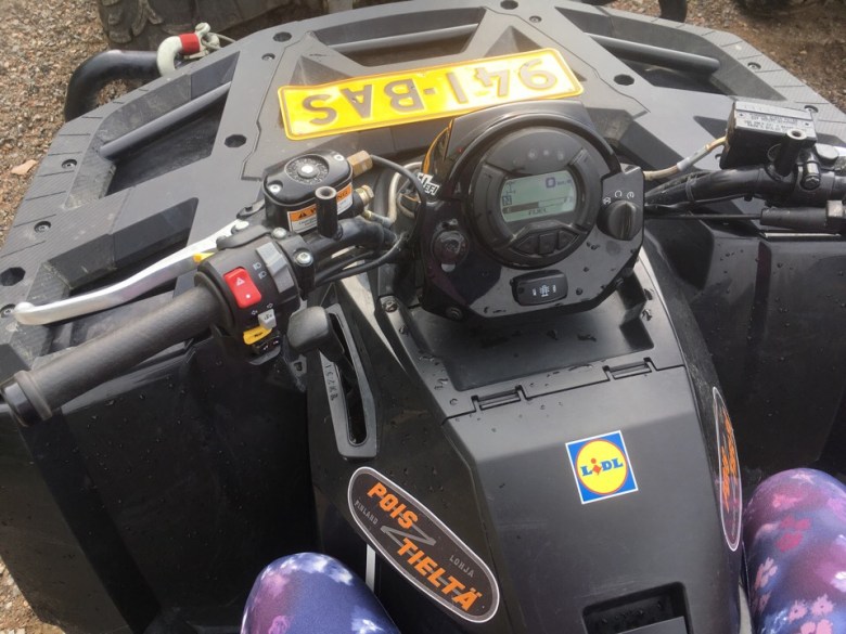 Kuva, jossa monkijan ohjauslaitteet.