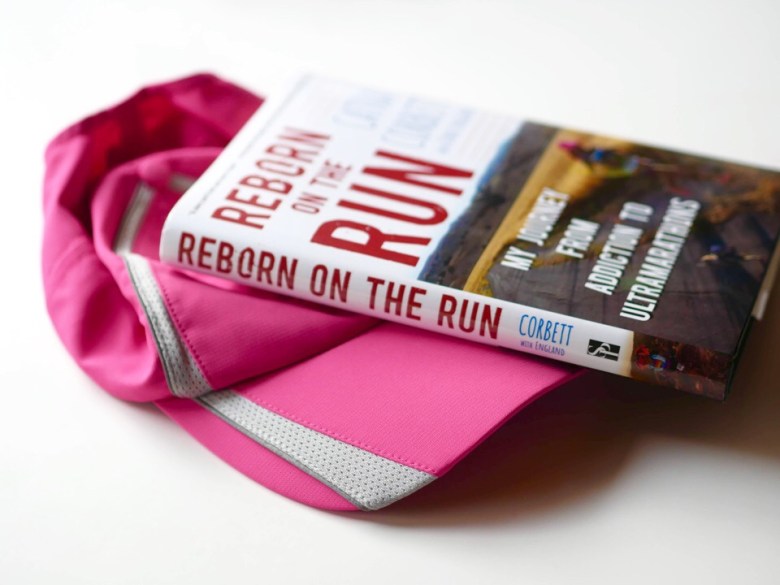 Kuva, jossa kirja ja lippalakki