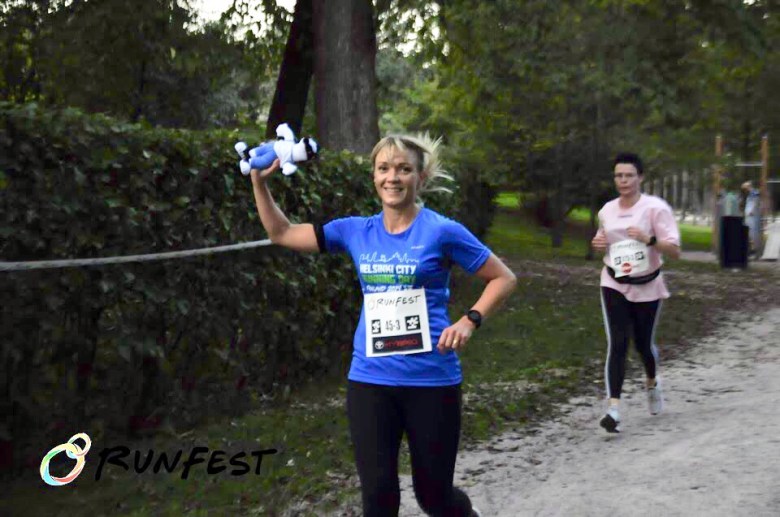 Kuva, jossa viestijoukkueen juoksija.