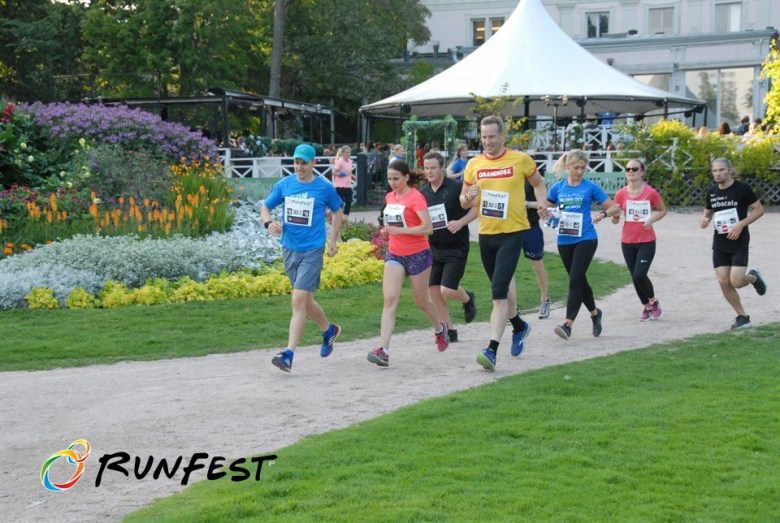 Kuva, jossa juoksijoita Kaivopuistossa.