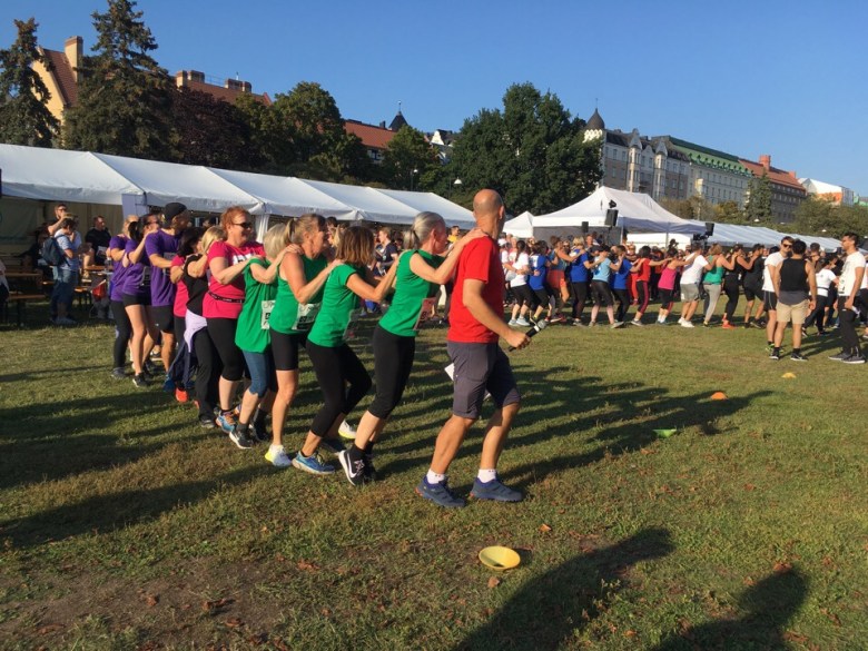 Kuva, jossa tanssitaan letkajenkkaa.