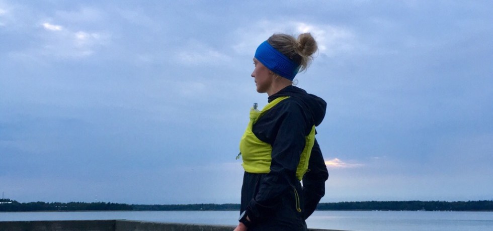 Kuva, jossa juoksija ja meri