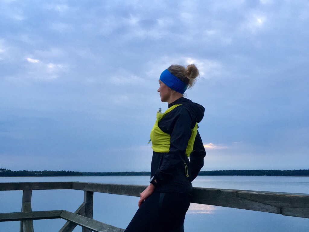 Kuva, jossa juoksija ja meri