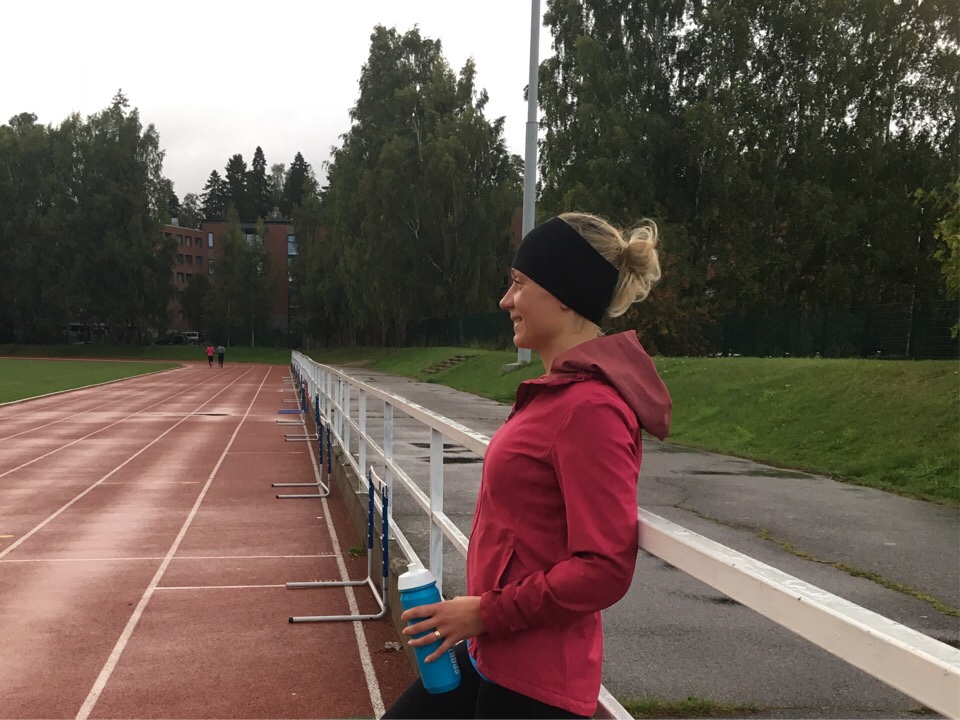 Kuva, jossa juoksija nojaa aitaan