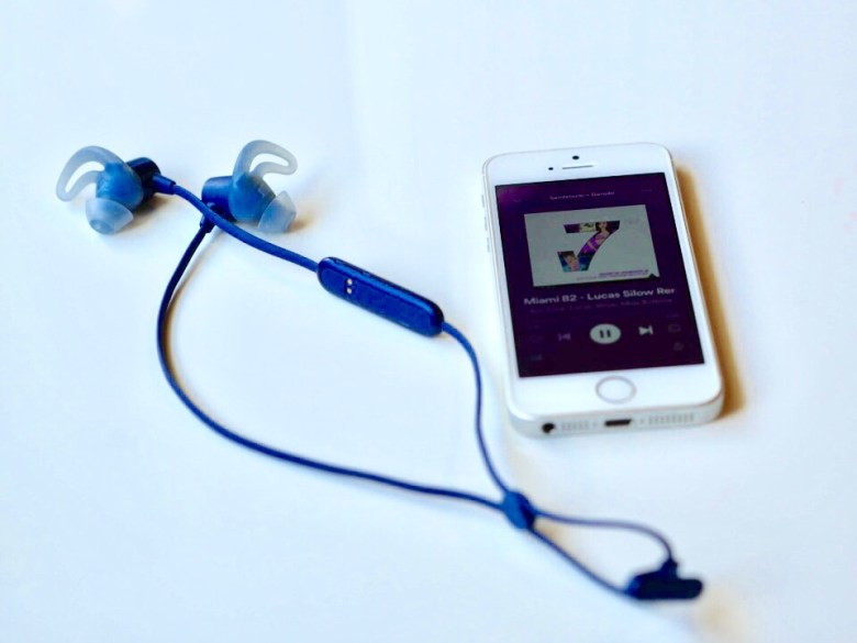 Kuva, jossa langattomat kuulokkeet juoksuun. 