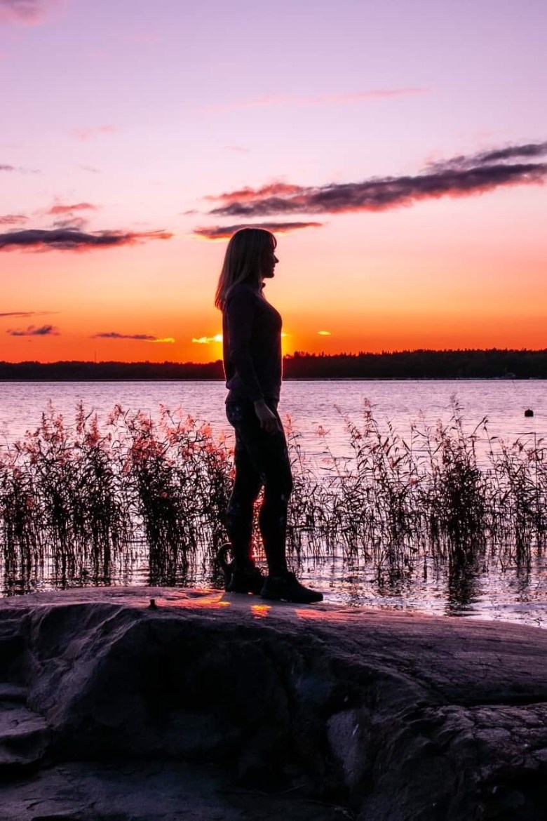auringonlasku meren rannalla
