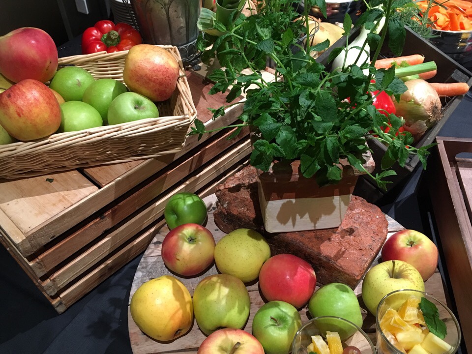 vihannekset yrtit hedelmat asetelma