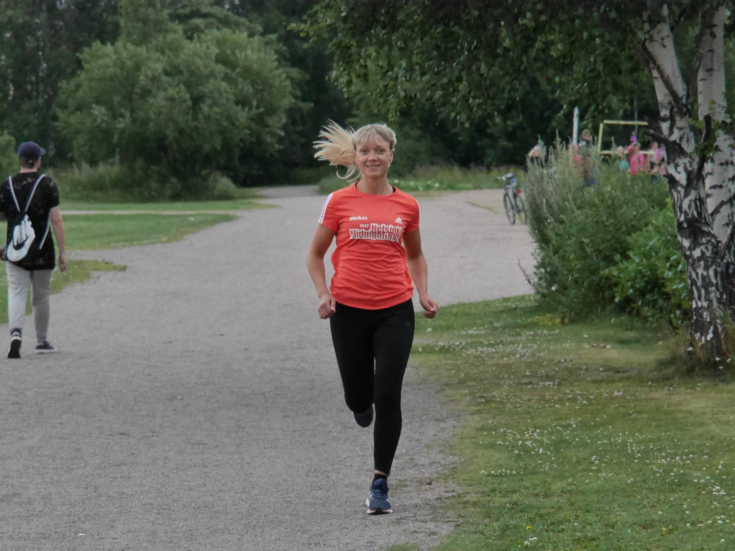 juoksija oranssi paita