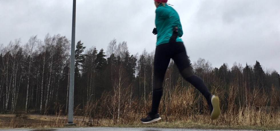 juoksija soolojuoksu varjokymppi