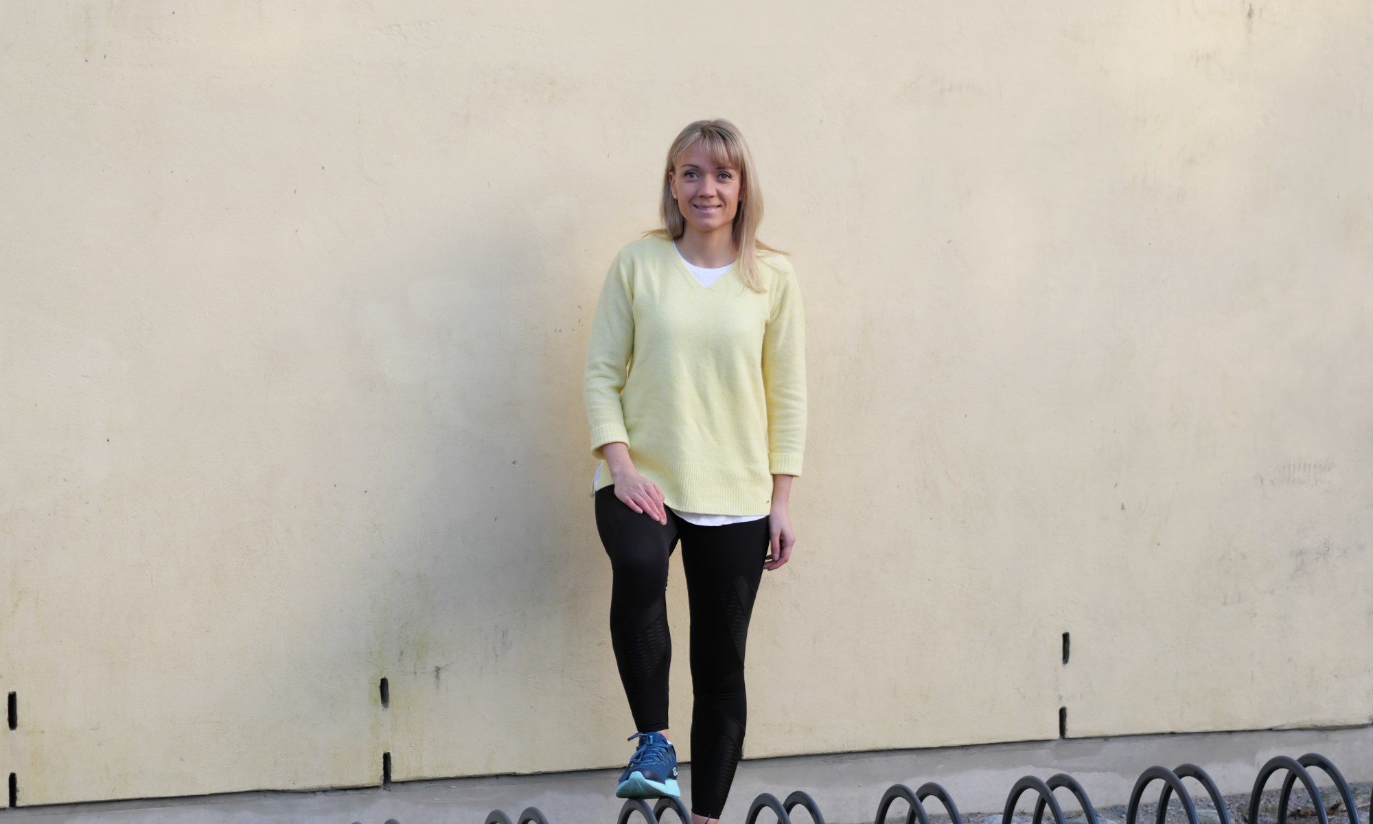 keltainen neulepaita